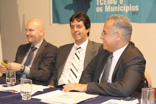 O presidente da AMM e prefeito de Barbacena, Antônio Carlos Andrada; o presidente da ALMG, deputado estadual Dinis Pinheiro; e o Conselheiro em exercício do TCEMG, Gilberto Diniz.